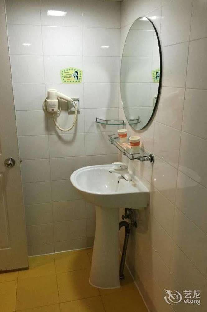 Home Inn Shanghai Chuansha Metro Station Xinchuan Road 2* Shanghai