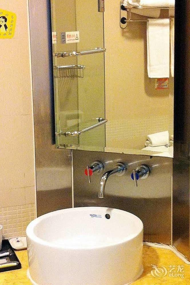 Hotel Home Inn Shanghai Chuansha Metro Station Xinchuan Road 2*