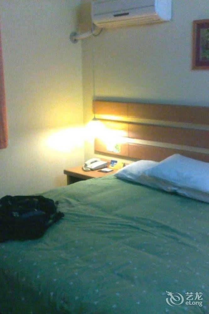 Home Inn Shanghai Chuansha Metro Station Xinchuan Road 2* Shanghai