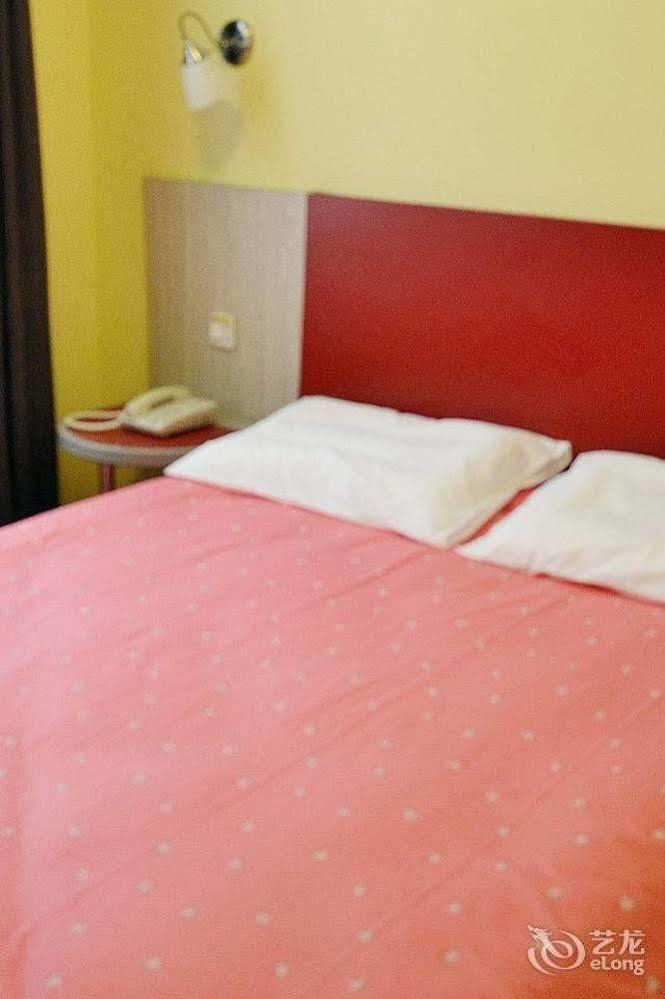 Home Inn Shanghai Chuansha Metro Station Xinchuan Road Hotel 2*