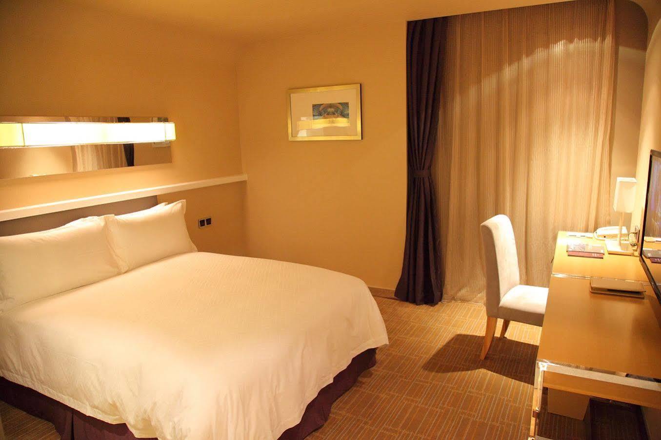Hongqiao Airport - Air China Hotel 5*