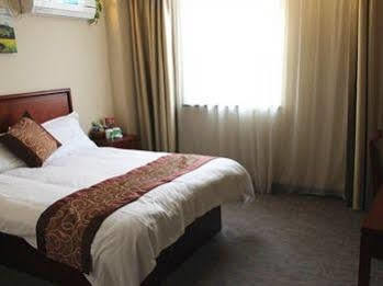 Greentree Zhujing Business Hotel 3*