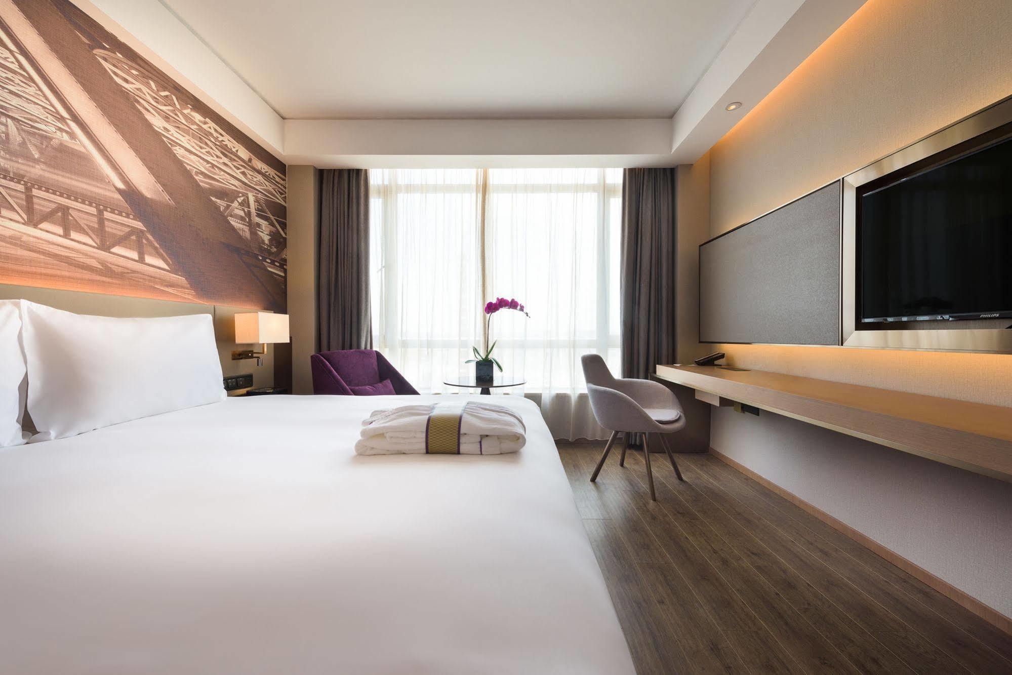 Intercityhotel Hongqiao Airport - Free Minibar For First Night 4*