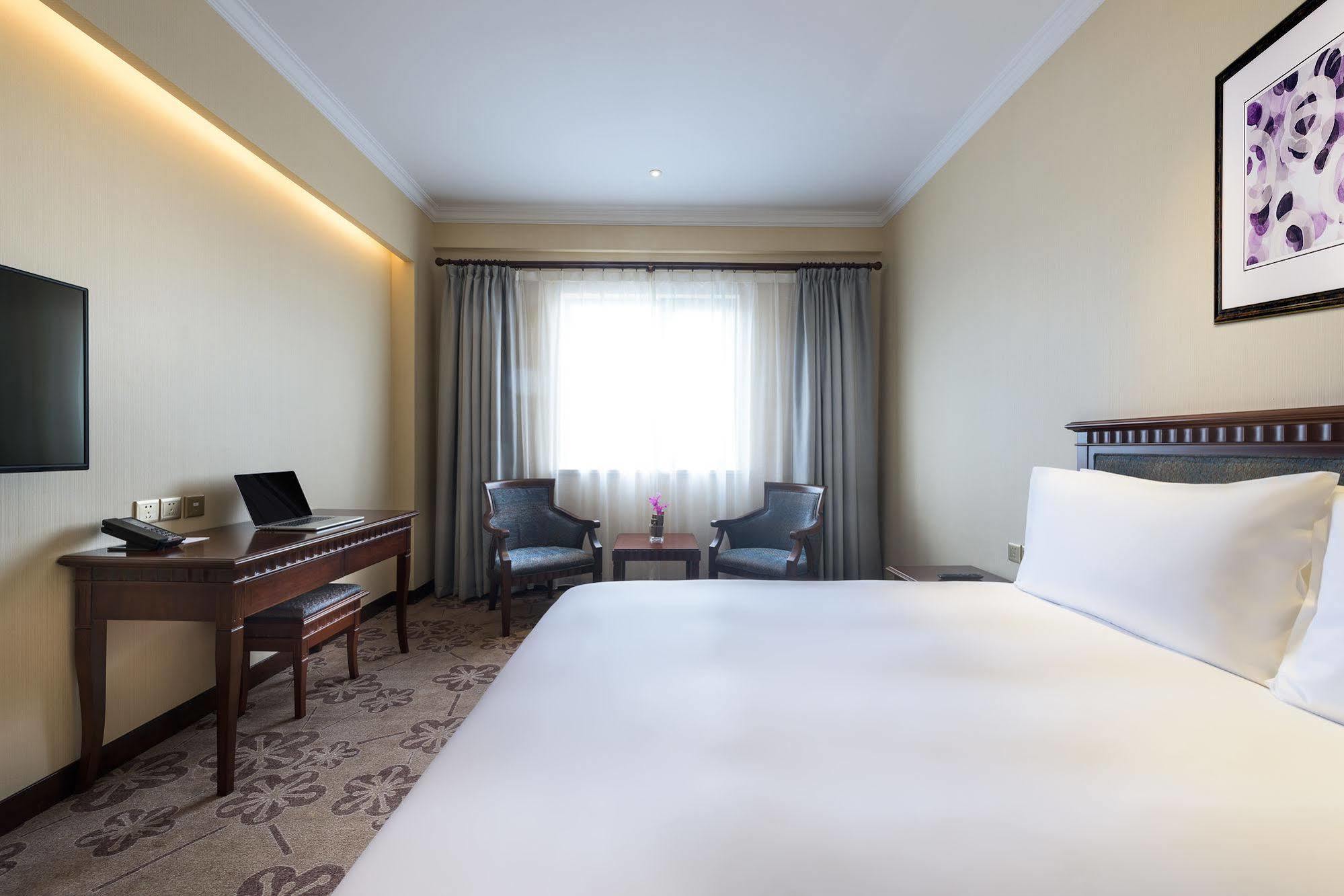 Intercityhotel Hongqiao Airport - Free Minibar For First Night