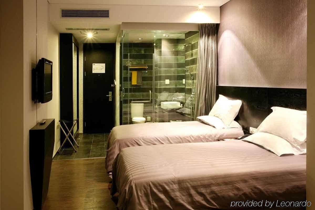 Ji Lujiazui South Pudong Road 3*
