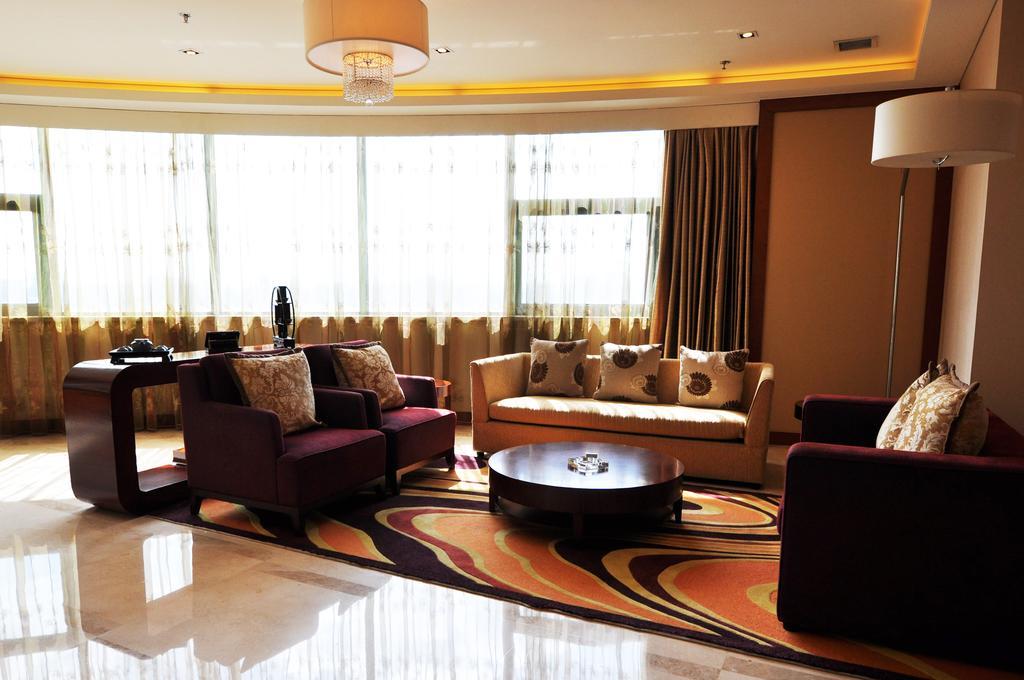 Howard Johnson Caida Plaza Hotel