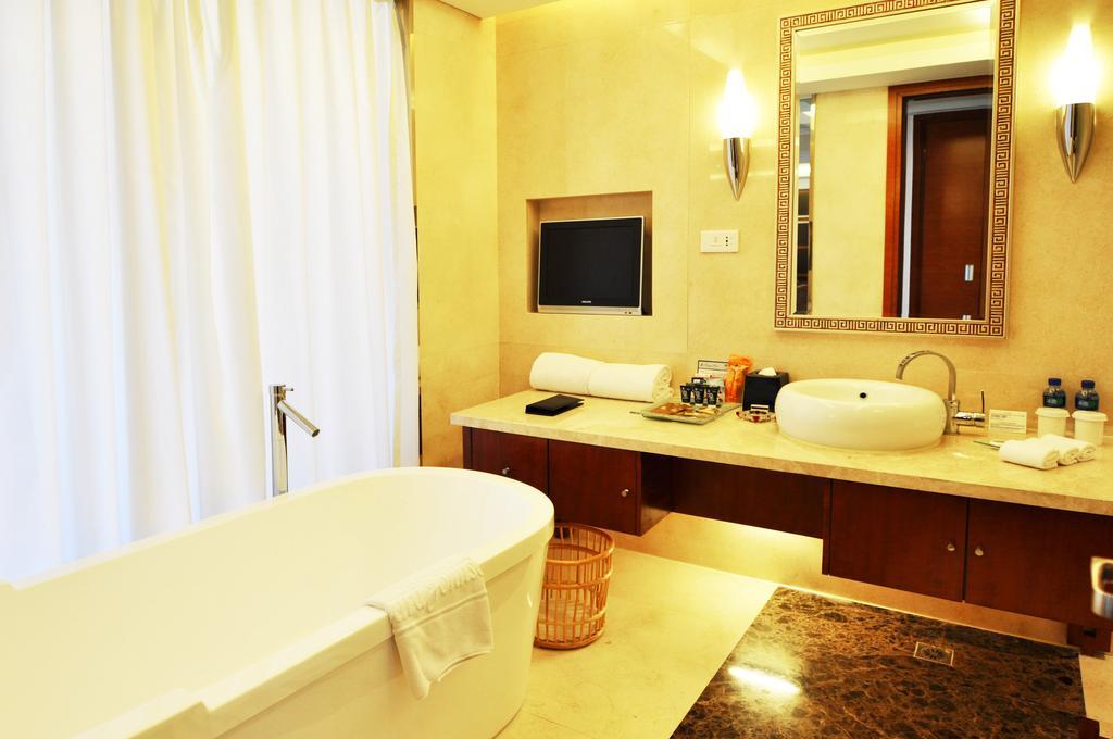 Howard Johnson Caida Plaza Hotel 5*
