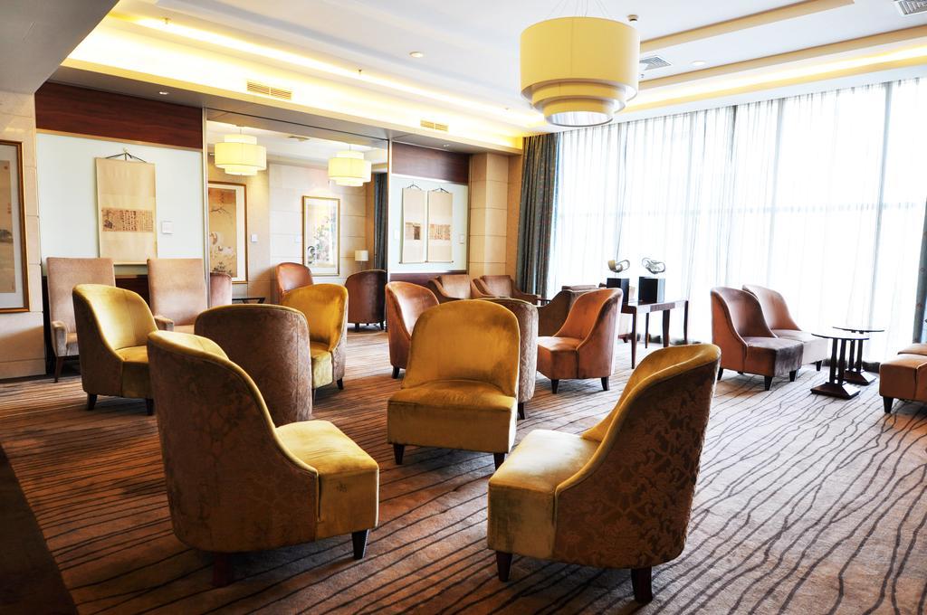 Howard Johnson Caida Plaza 5*