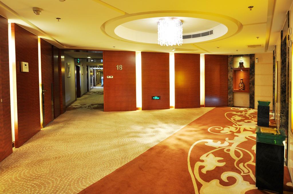 Hotel Howard Johnson Caida Plaza