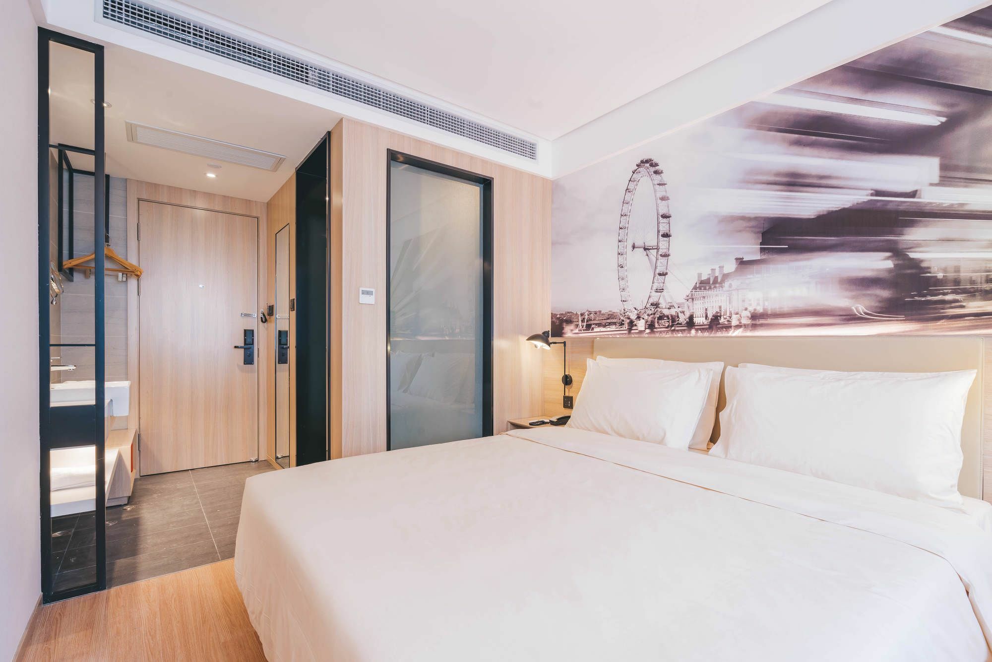 Atour Light On The Bund Otel 4*
