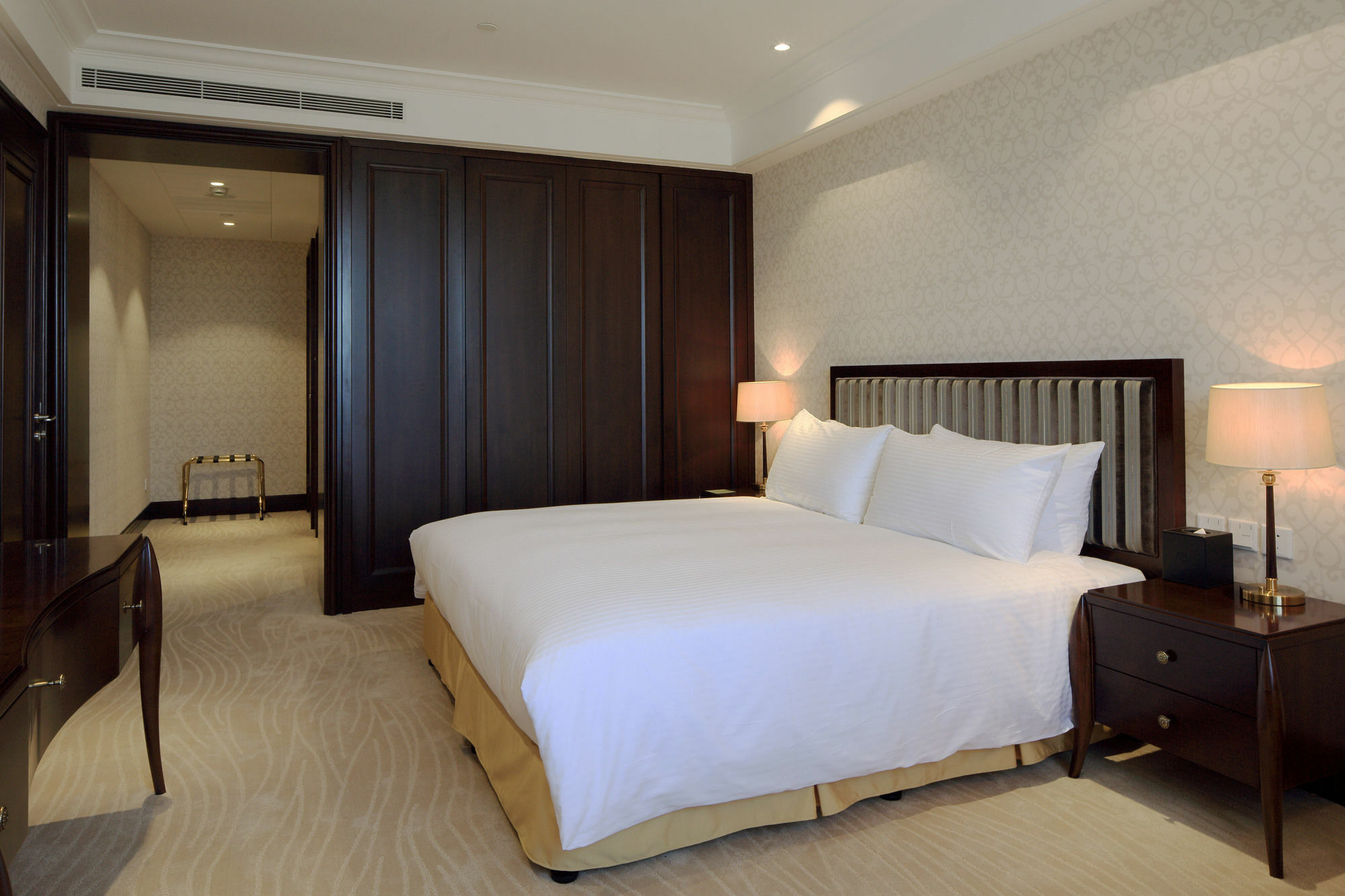 Evergreen Laurel Hotel, Hotel
