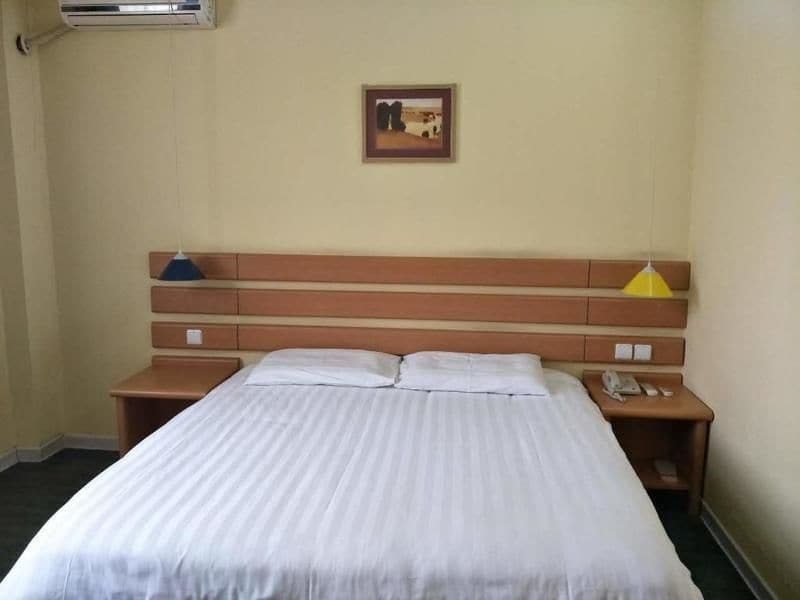 Bund Center Hotel 2*