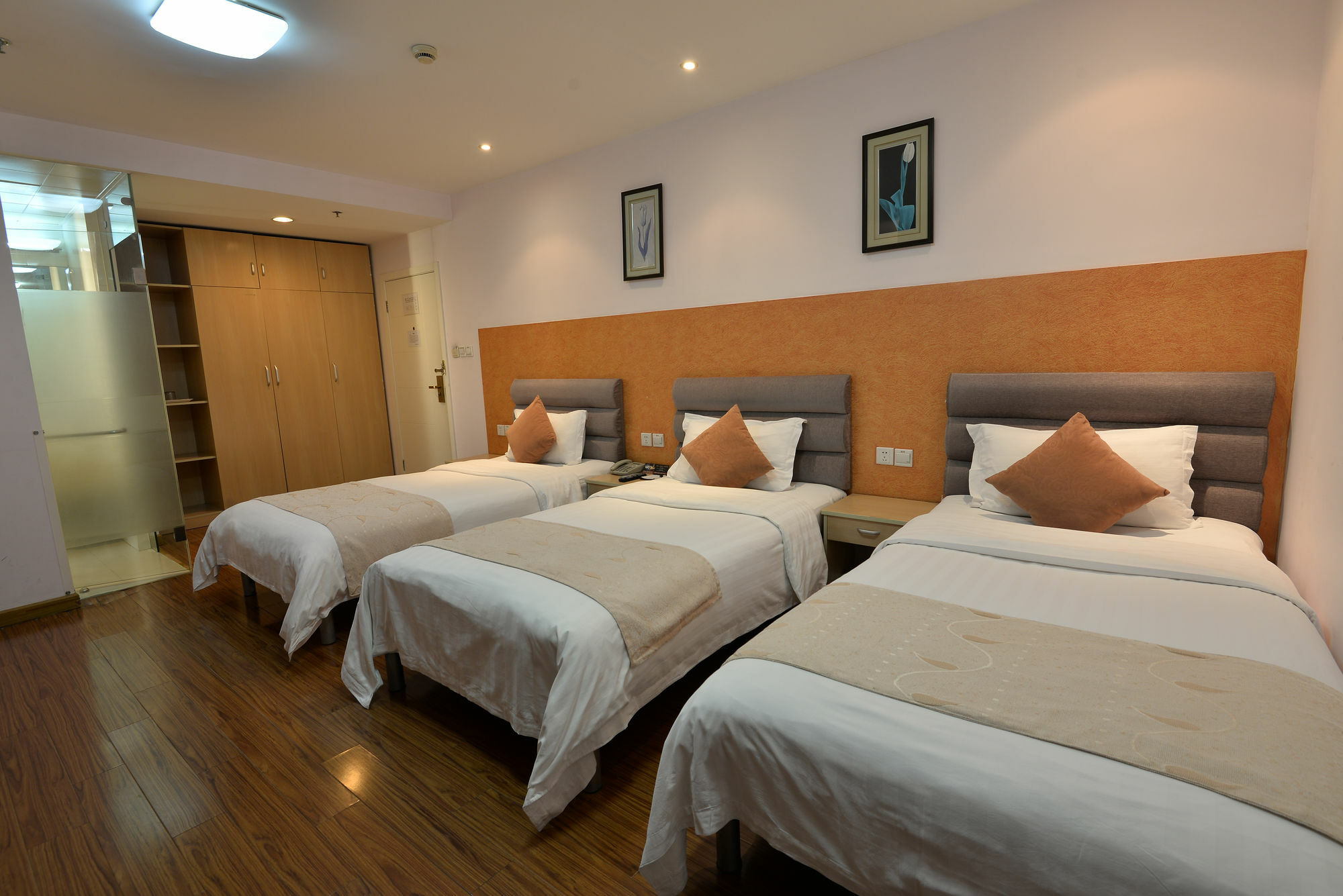Joyful Yard Hotel-free Shuttle Bus To Pudong Airport And Disneyland 3* Shanghai
