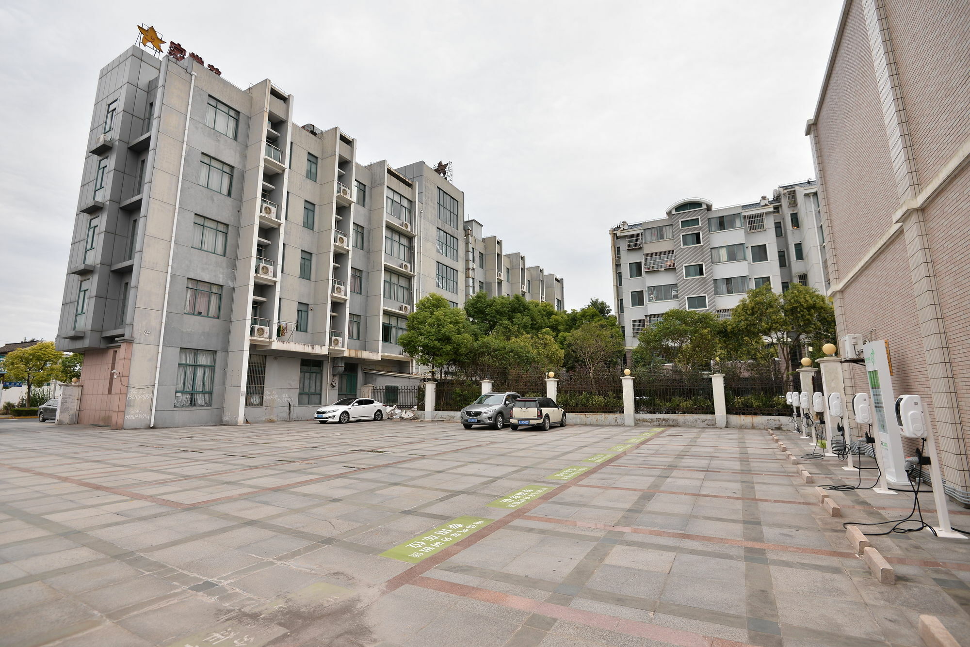Joyful Yard Hotel-free Shuttle Bus To Pudong Airport And Disneyland 3*