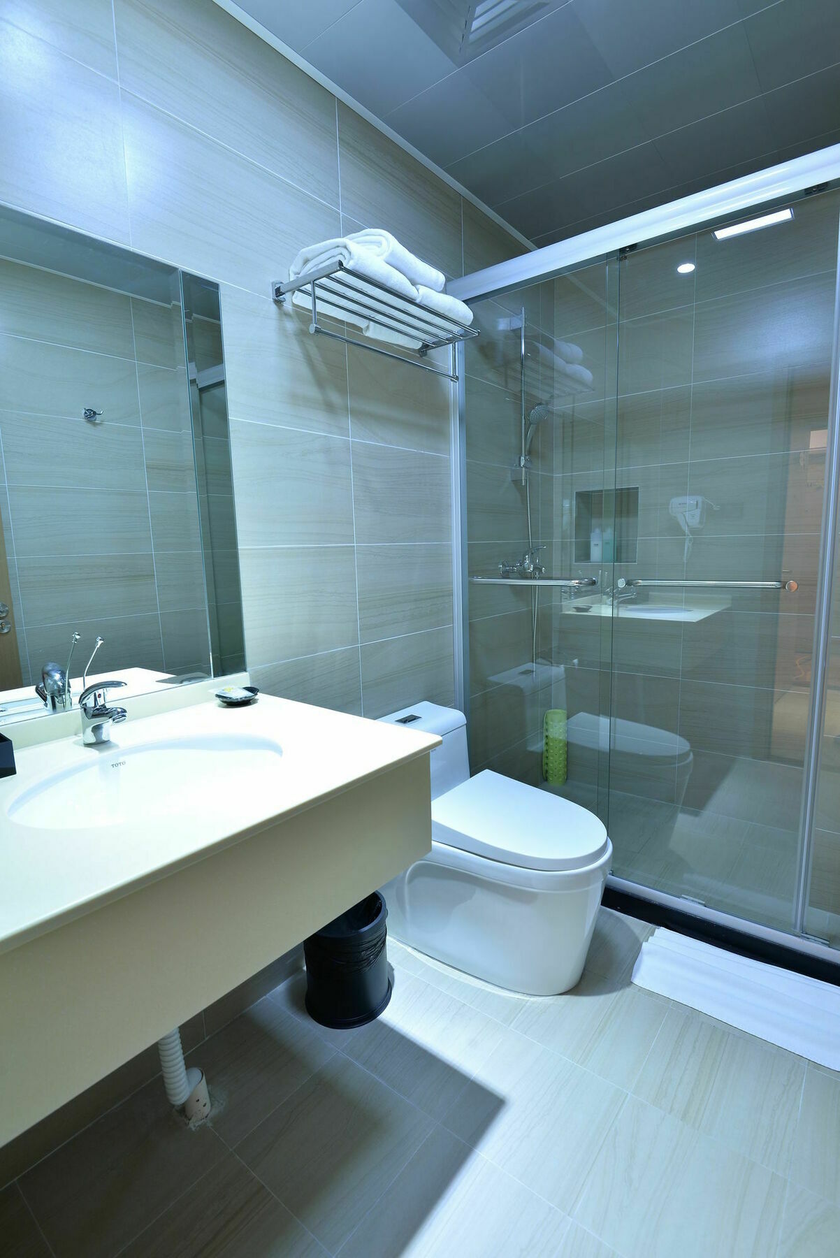 Joyful Yard Hotel-free Shuttle Bus To Pudong Airport And Disneyland Hotel