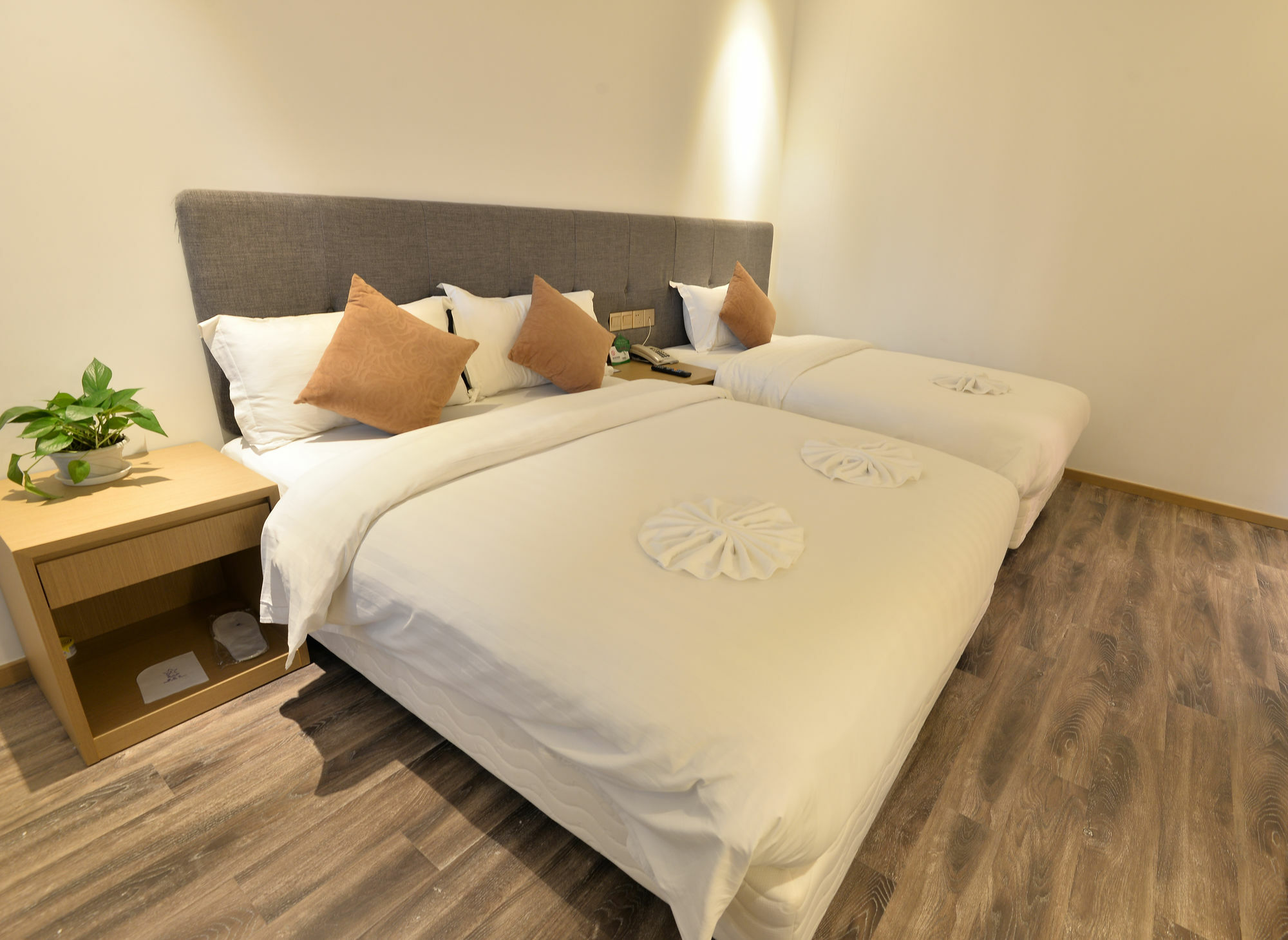 Hotel Joyful Yard Hotel-free Shuttle Bus To Pudong Airport And Disneyland 3*