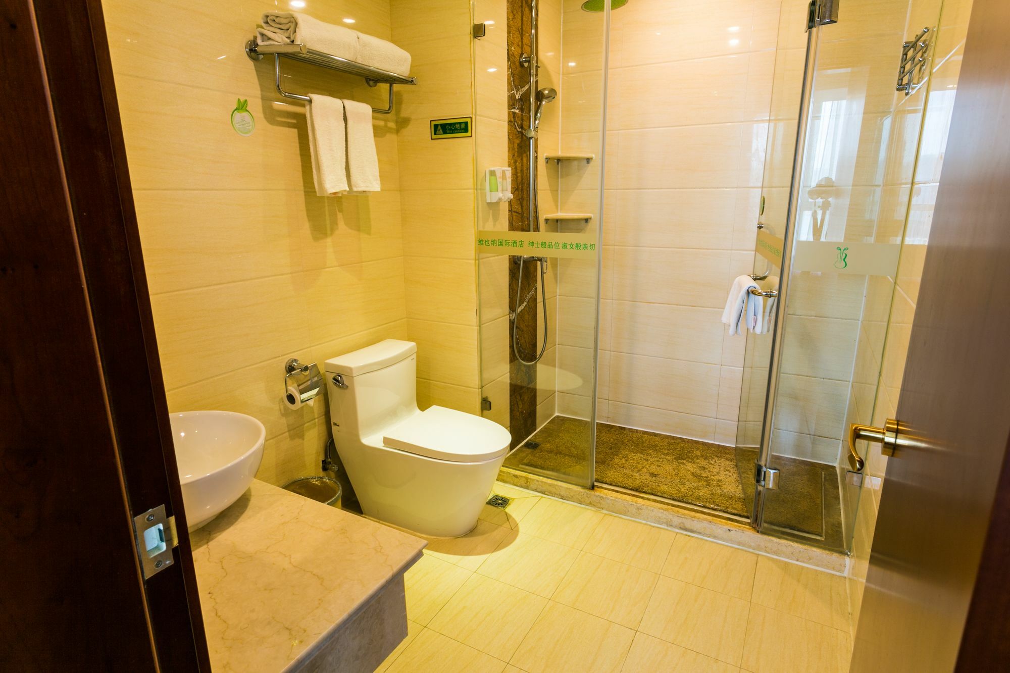 Vienna Hongqiao Airport Wanda Plaza Hotel 3*