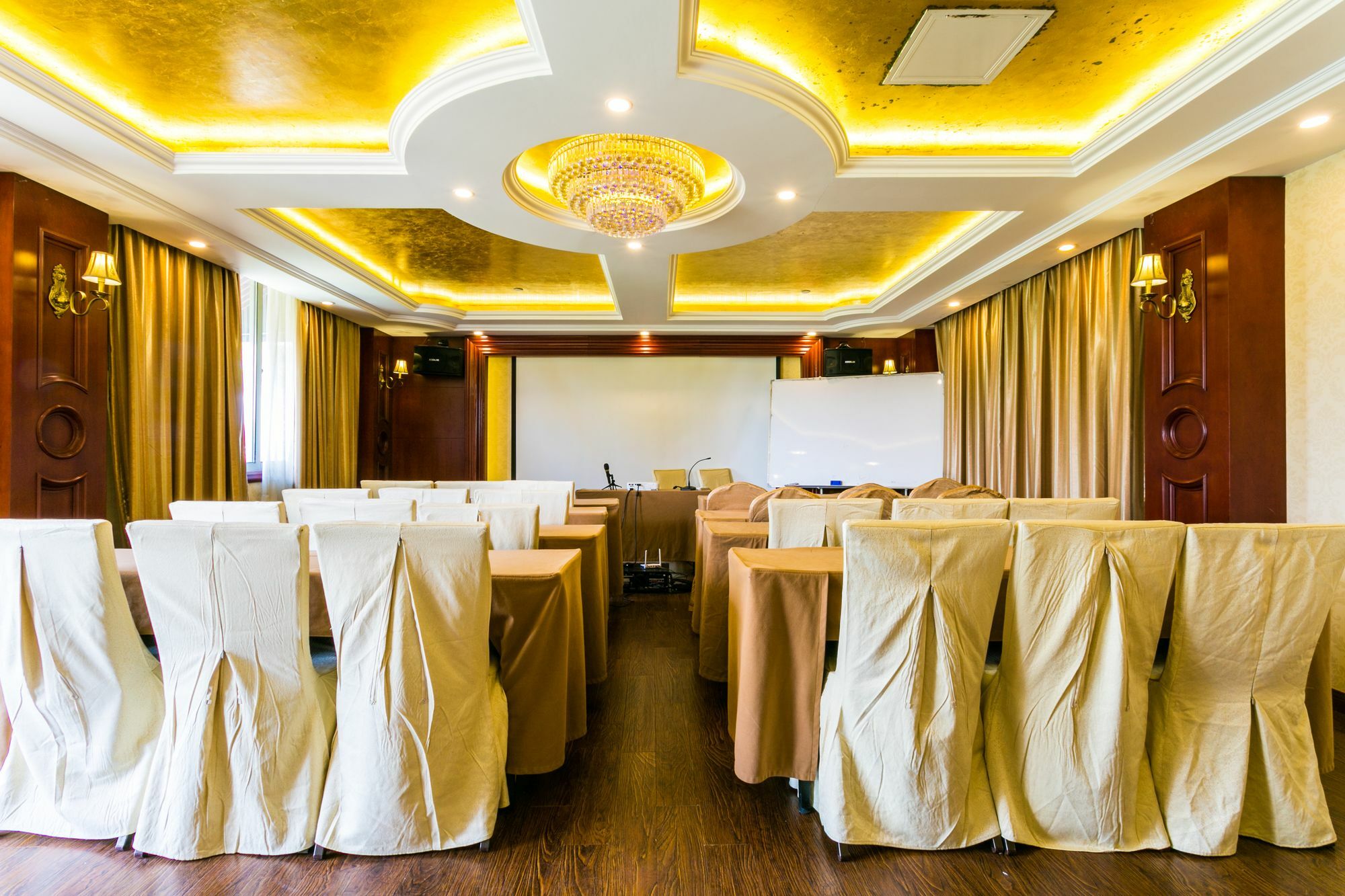 Vienna Hongqiao Airport Wanda Plaza Hotel 3*