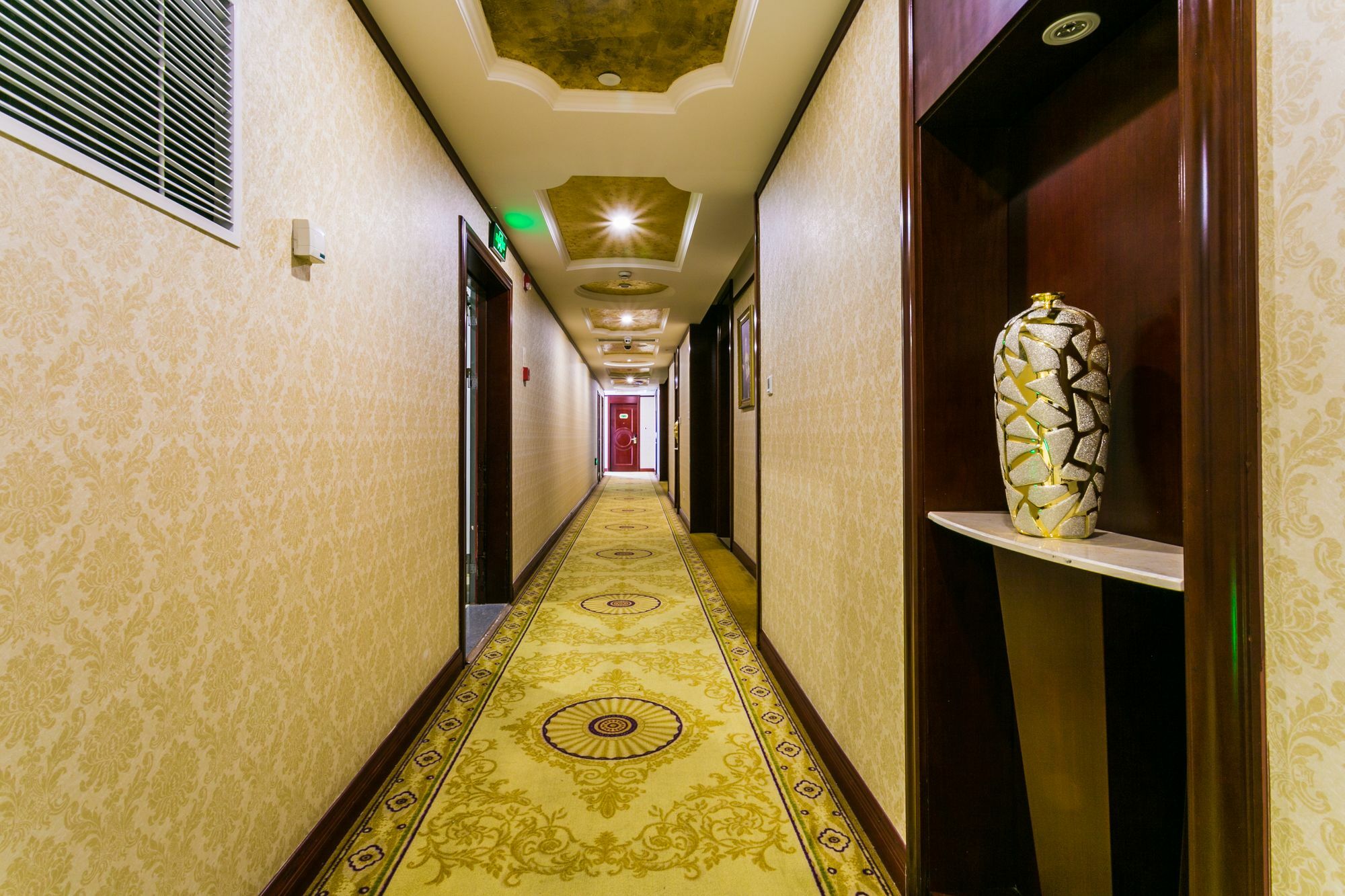 Vienna Hongqiao Airport Wanda Plaza 3*