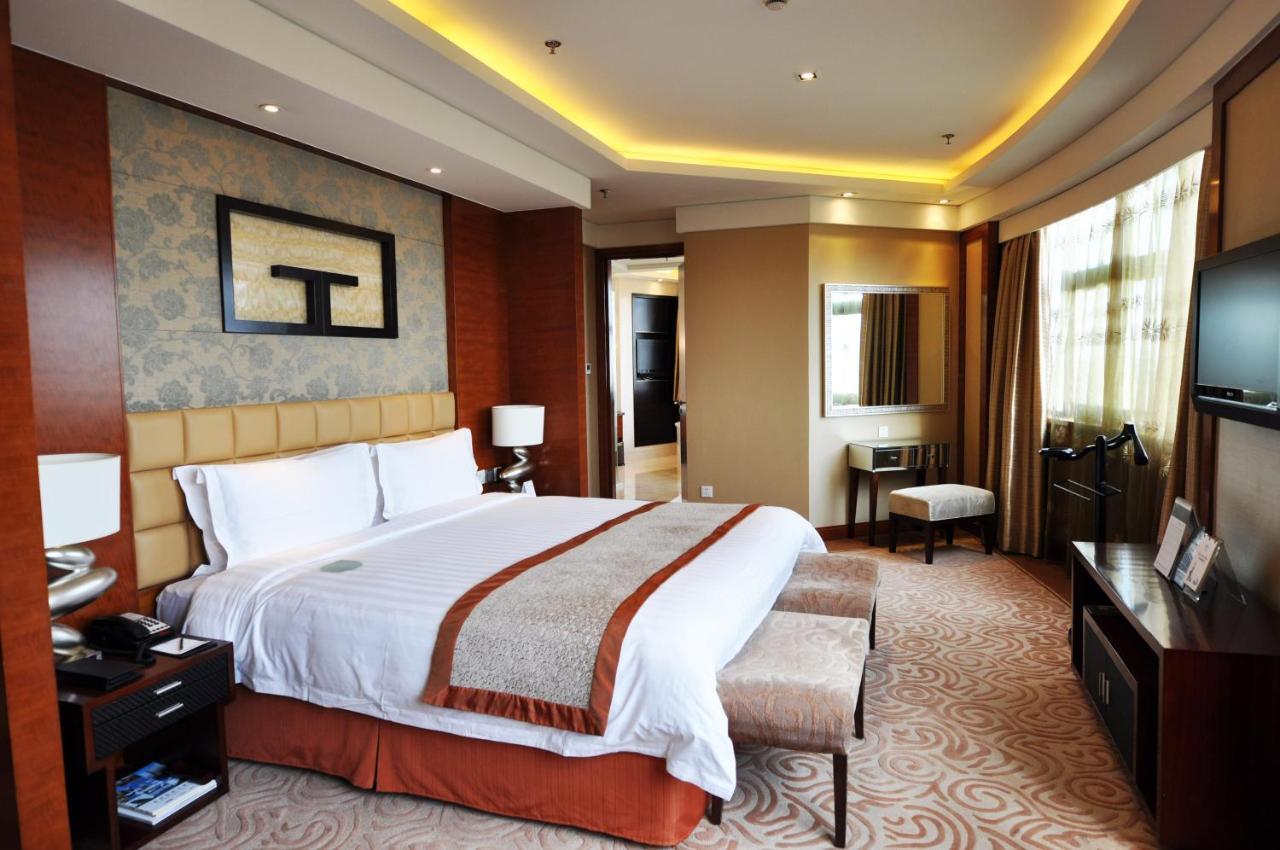 Howard Johnson Caida Plaza Hotel