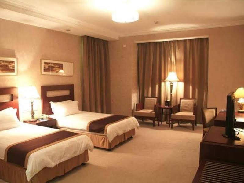 Hotel New Century Pudong 3*