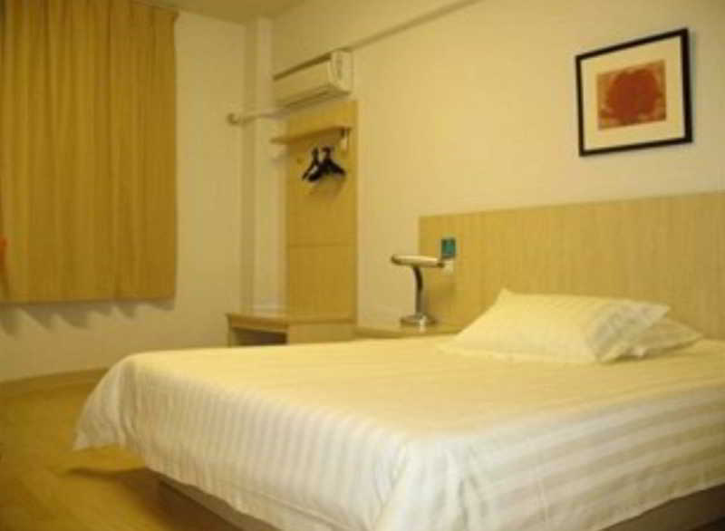 Jinjiang Caohejing Xingzhong Road Railway Station 3*