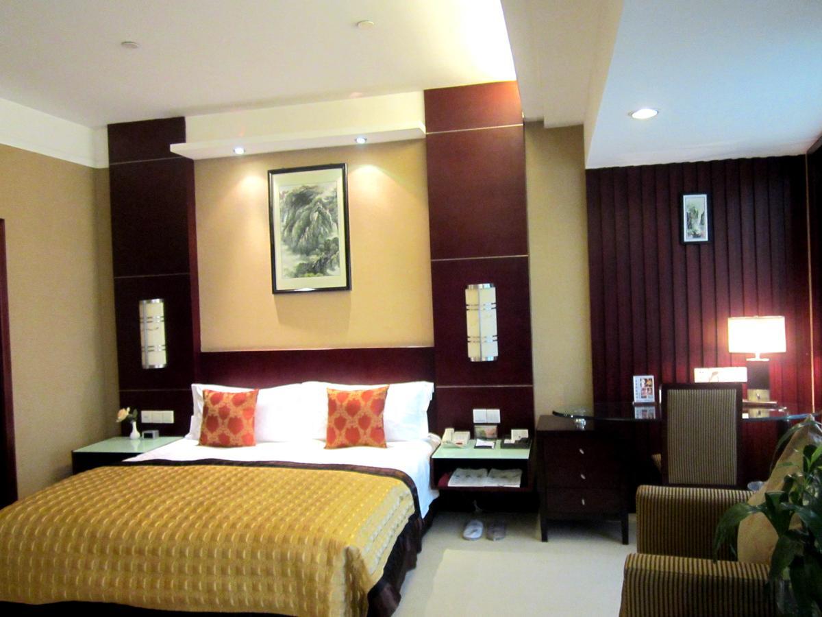 Howard Johnson Wyndham Leonora Plzaz Hotel 3*