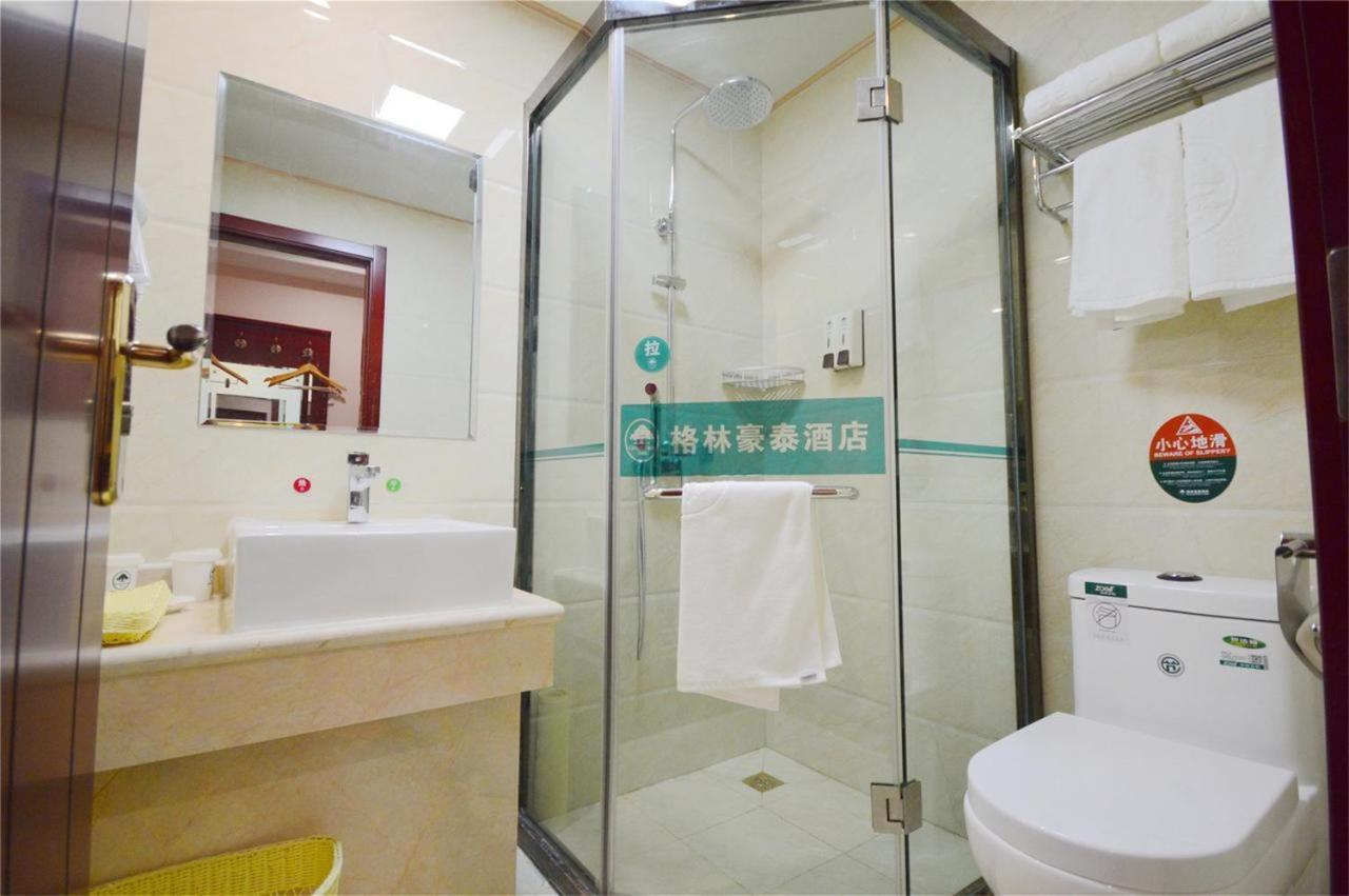 Shell New International Expo Center Fanghua Road Metro Station Hotel 2*