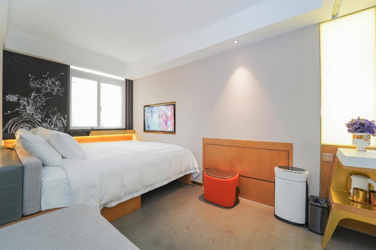 Hotel No. 8 Art