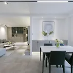 Eastern Hub - Zhongshan Park Metro Station 50M, Modern Light Three-Bedroom Apartment