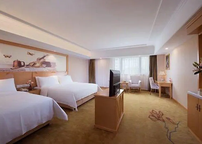 Vienna Hotel Shanghai International Tourist Resort Xiuyan Road Metro Station Branch