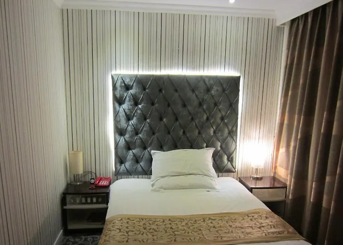 Jiujiu Holiday Hotel