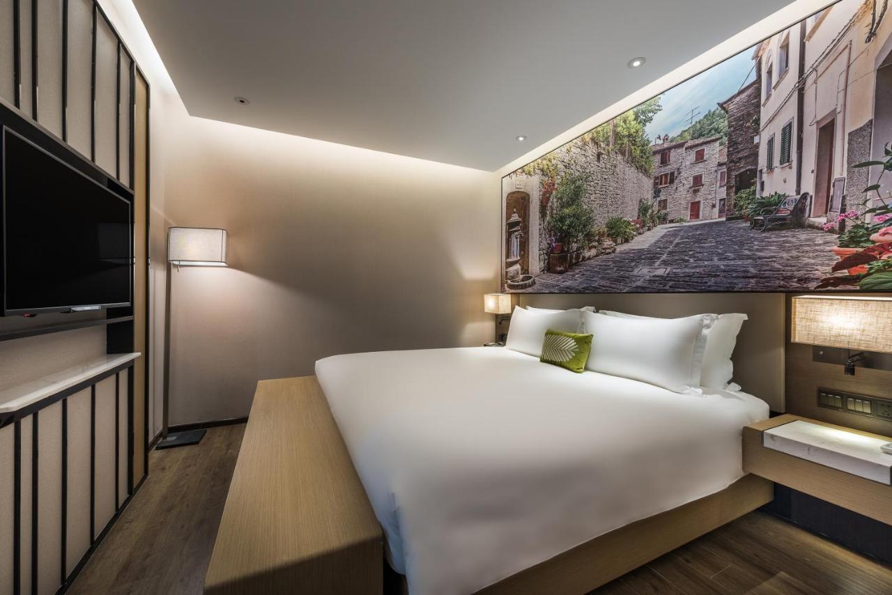 Mercure Hongqiao Railway Station Hotel 4*