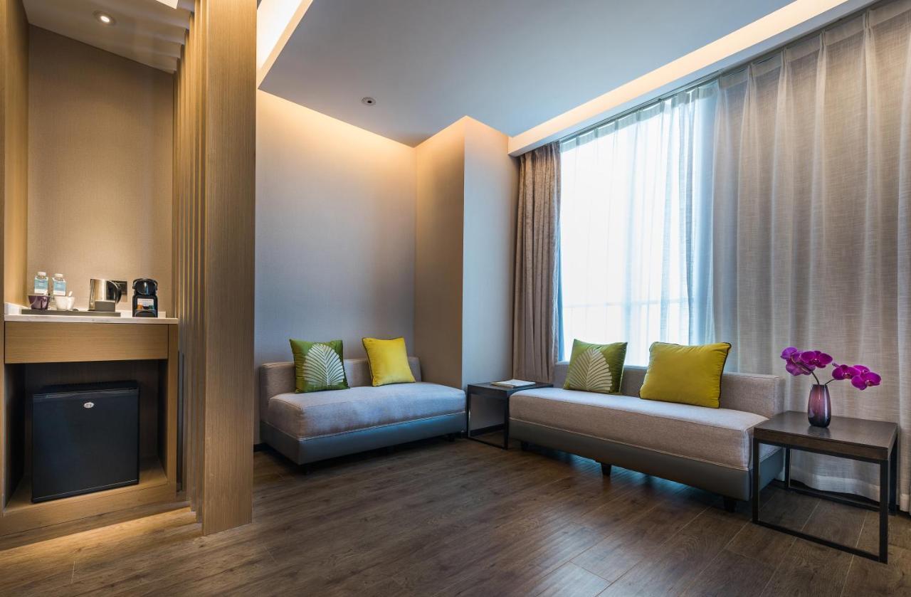 Mercure Hongqiao Railway Station Hotel 4*