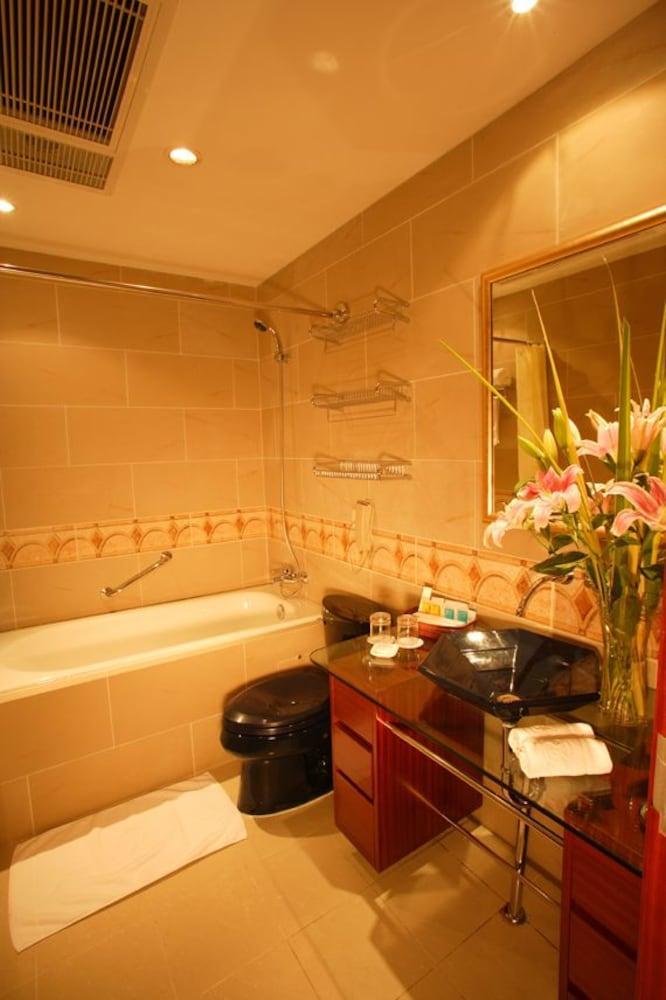 Jin Rong International Hotel 4*
