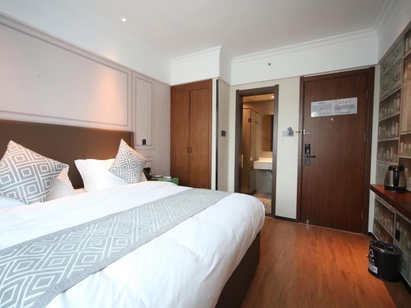 Gma Wuning Road Zhenping Road Metro Station Hotel 4*