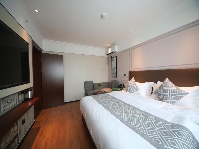 Gma Wuning Road Zhenping Road Metro Station Hotel 4*