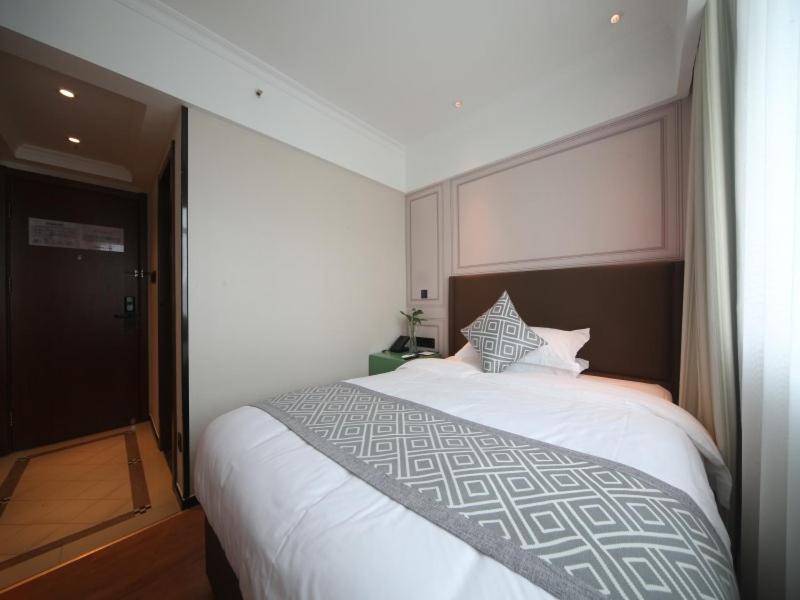 Gma Wuning Road Zhenping Road Metro Station Hotel 4*