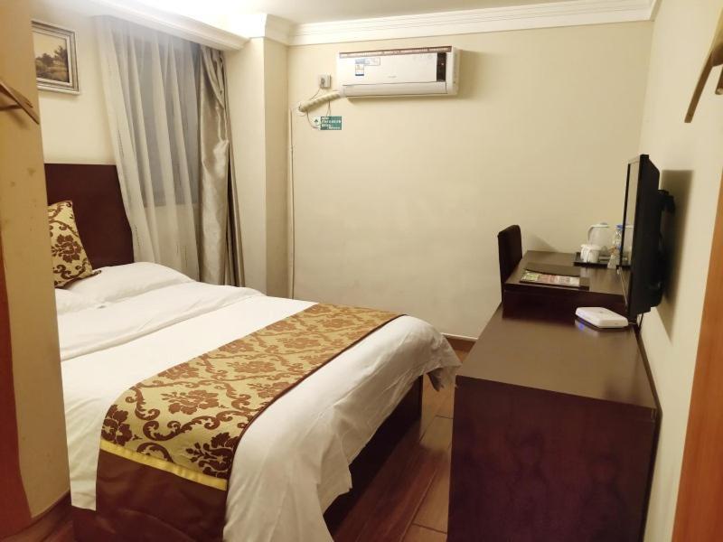 Greentree Alliance Jiangqiao West Jinshajiang Road Hotel 3*