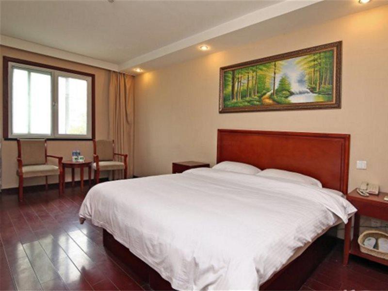 Hotel Greentree Jiangwan Town Express 3*