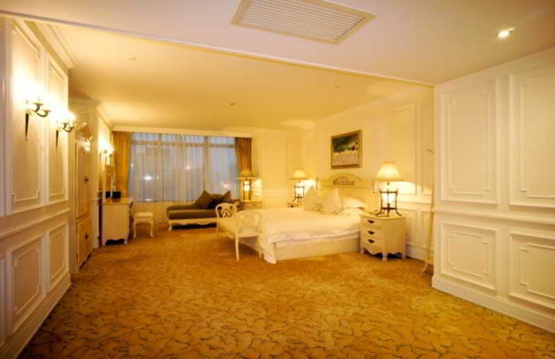 Hotel Xujiahui Park 4*