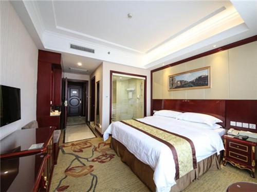 Vienna Hongqiao Convention & Exhibition Center Hotel 4*