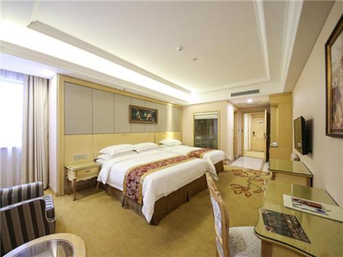 Vienna Hongqiao Convention & Exhibition Center Hotel
