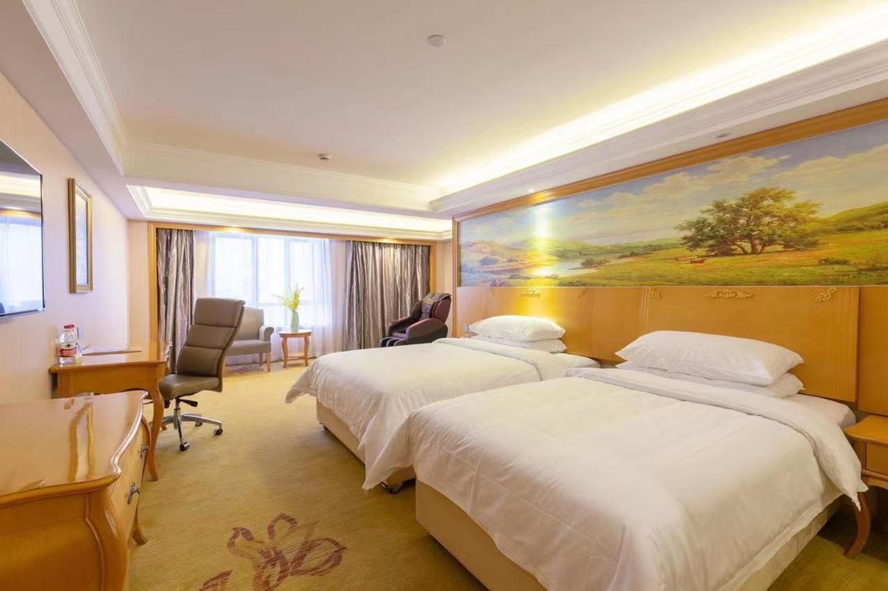 Vienna International Pudong New International Exbition Hotel 4*