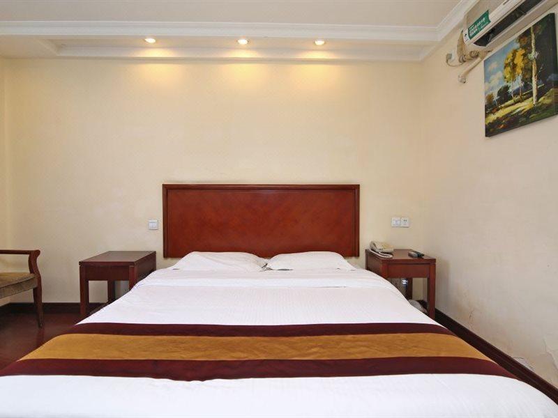 Greentree Changyang Road Jiangpu Park Metro Station Business Hotel 3*