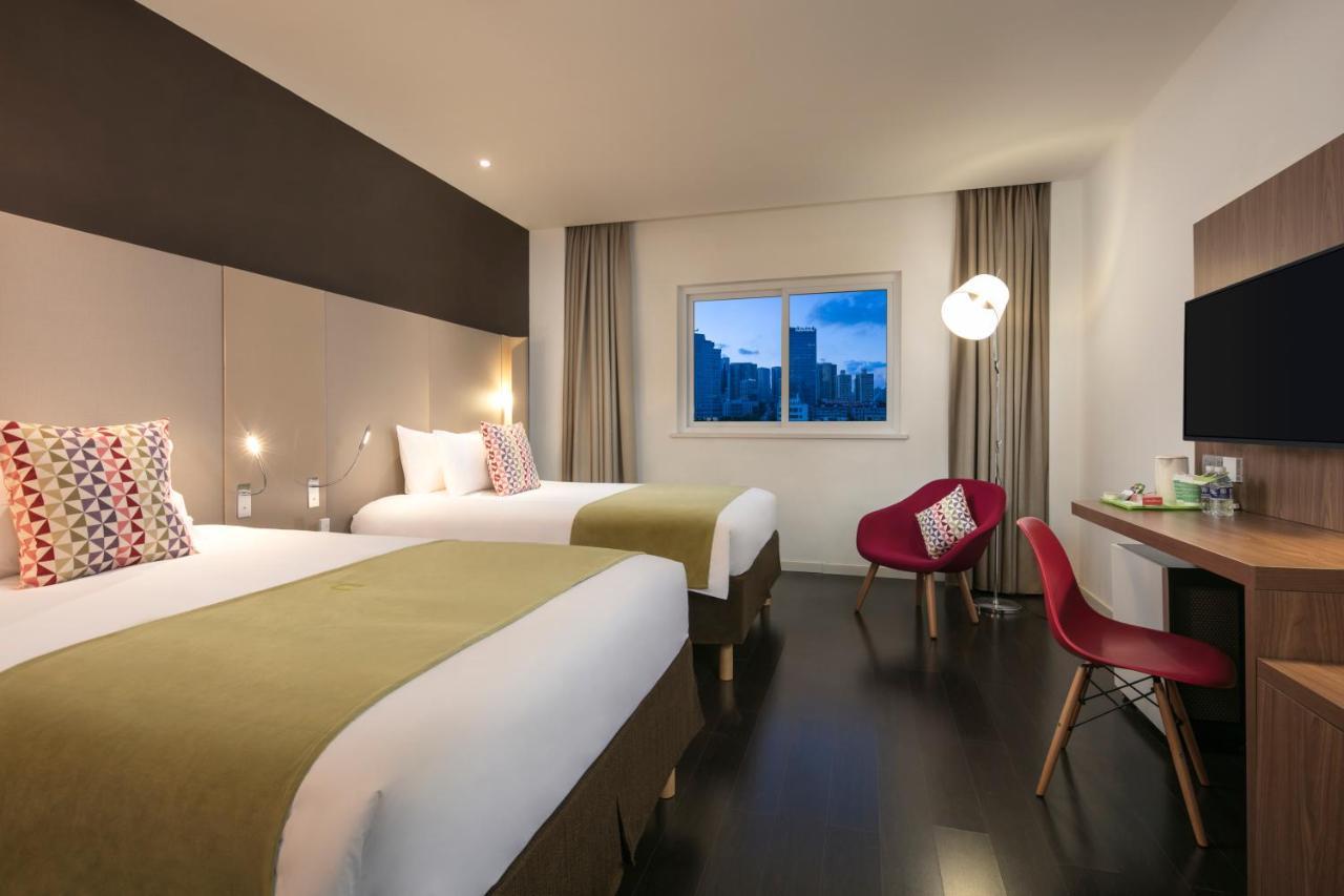 Campanile Railway Station And People's Square - 15 Minutes Drive To The Bund 3* Şanghay