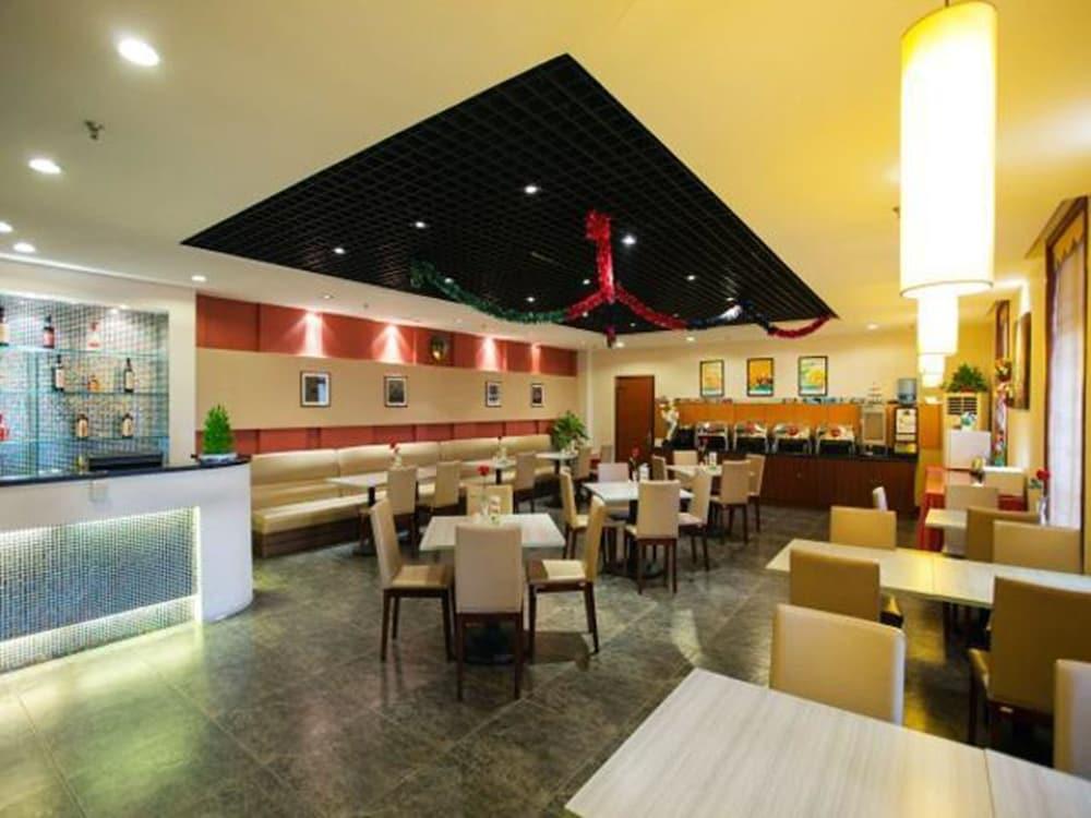 Jingjiang World Expo Hotel