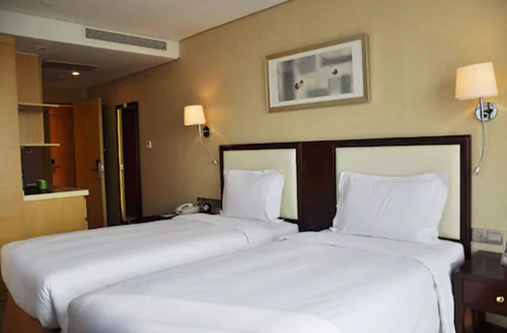 Regal Plaza & Waigaoqiao Hotel 4*