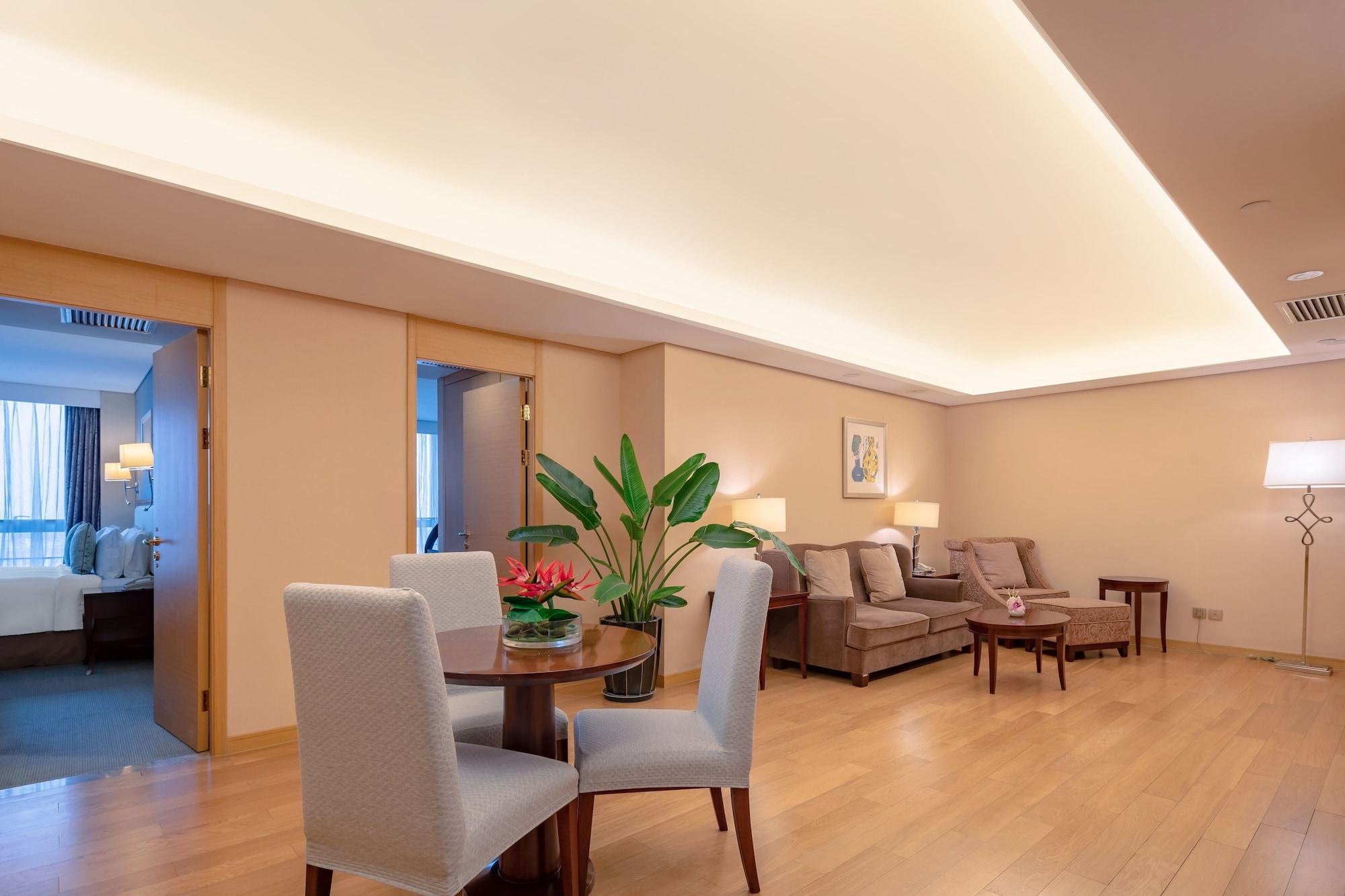 Hotel Regal Plaza & Waigaoqiao 4*