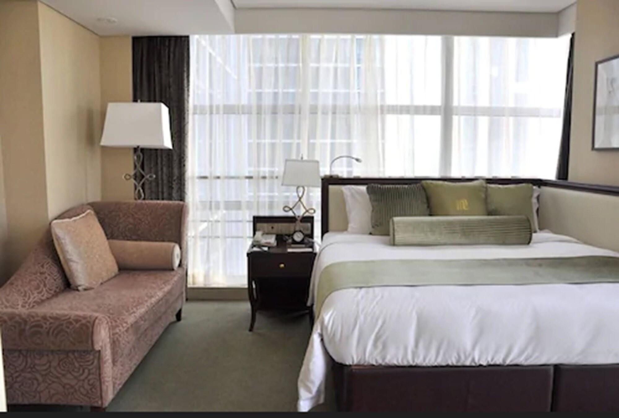 Regal Plaza & Waigaoqiao Hotel 4*